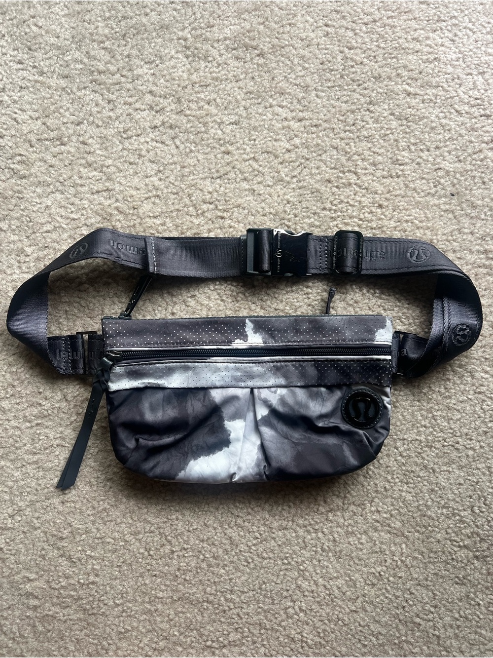 Lululemon - Crossbody Bag - Waist bag - Fanny Pack - Grey Black